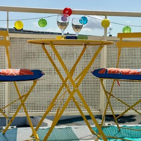 Bright With Balcony And Private Parking Apartment *